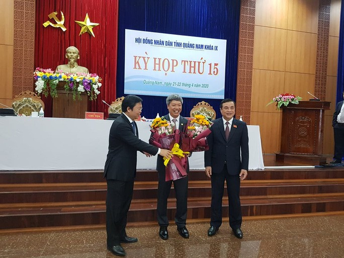 Ông Hồ Quang Bửu (giữa) vừa được bầu giữ chức vụ Phó Chủ tịch UBND tỉnh Quảng Nam