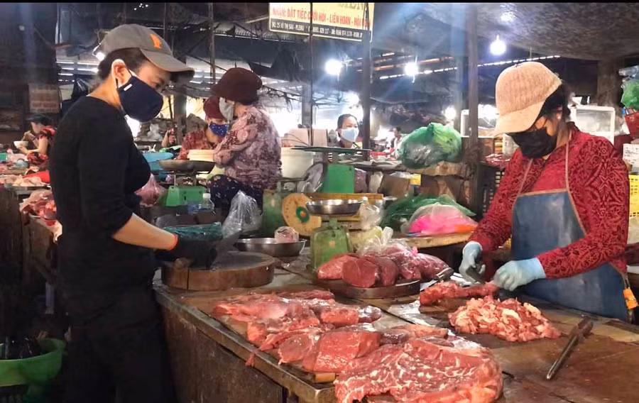 Giá heo bán tại các chợ đang dao động từ 120-160 ngàn đồng/kg tùy loại. Ảnh: Vũ Thảo