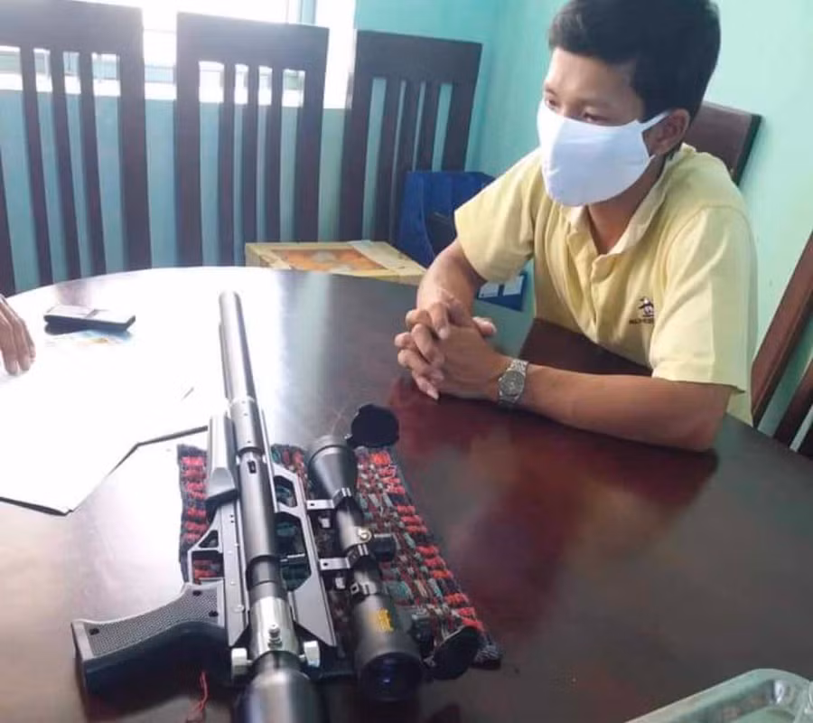 Anh Danh cùng khẩu súng bị thu giữ. Ảnh: Văn Ngọc