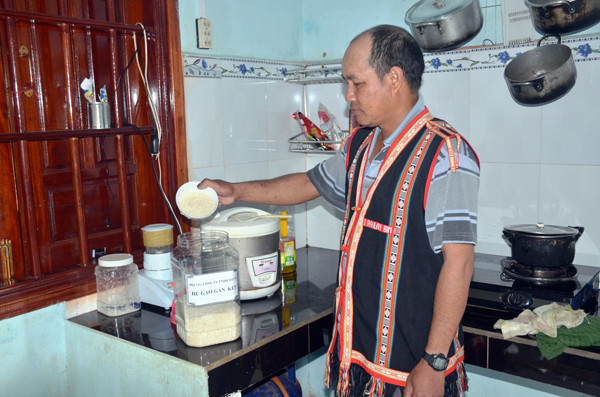 Mỗi khi nấu cơm ông Rơ Châm Điên đều bỏ ít gạo vào “Hũ gạo gắn kết” để giúp đỡ các hộ gia đình khó khăn. Ảnh: V.H Mỗi khi nấu cơm ông Rơ Châm Điên đều bỏ ít gạo vào “Hũ gạo gắn kết” để giúp đỡ các hộ gia đình khó khăn. Ảnh: V.H