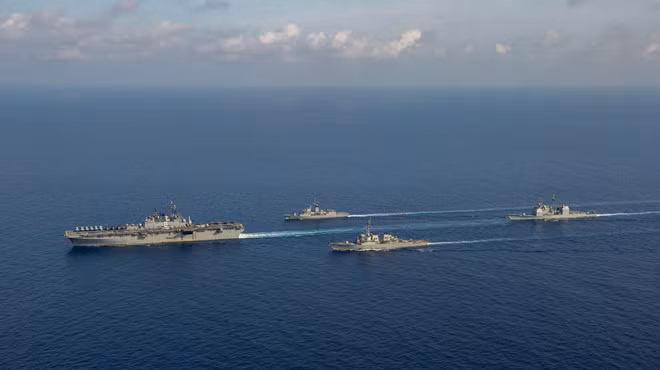Tàu đổ bộ USS America dẫn đầu nhóm tàu chiến Mỹ - Úc trong cuộc tập trận trên Biển Đông - Ảnh: Hạm đội Thái Bình Dương Mỹ