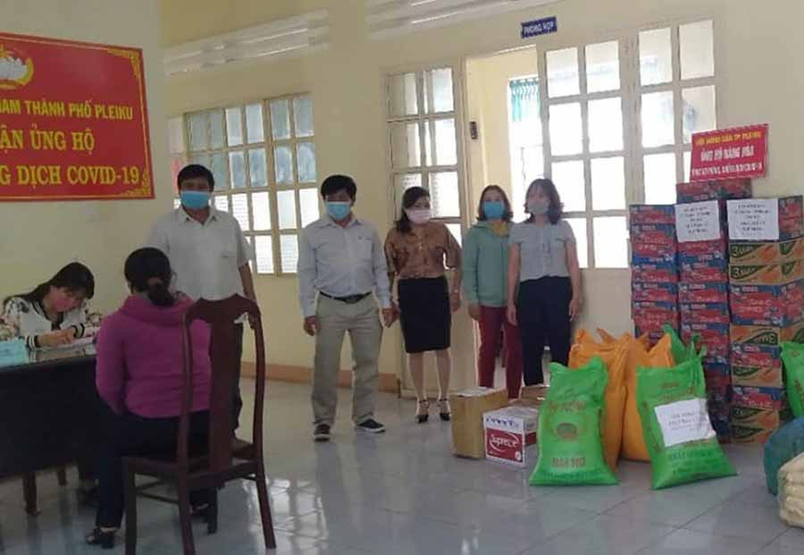Hội Nông dân TP. Pleiku chuẩn bị hàng hóa tặng người nghèo phòng-chống dịch Covid-19. Ảnh: H.C Hội Nông dân TP. Pleiku chuẩn bị hàng hóa tặng người nghèo phòng-chống dịch Covid-19. Ảnh: H.C