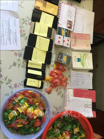 Số kẹo cùng tang vật bị thu giữ. Ảnh: TTXVN.