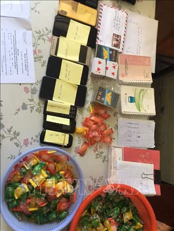 Số kẹo cùng tang vật bị thu giữ. Ảnh: TTXVN.