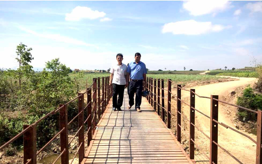 Lãnh đạo Sở Giao thông-Vận tải và đại diện xã Kông Lơng Khơng đi trên cây cầu dân sinh vừa hoàn thành di dời, lắp đặt. Ảnh: Hải Lê 