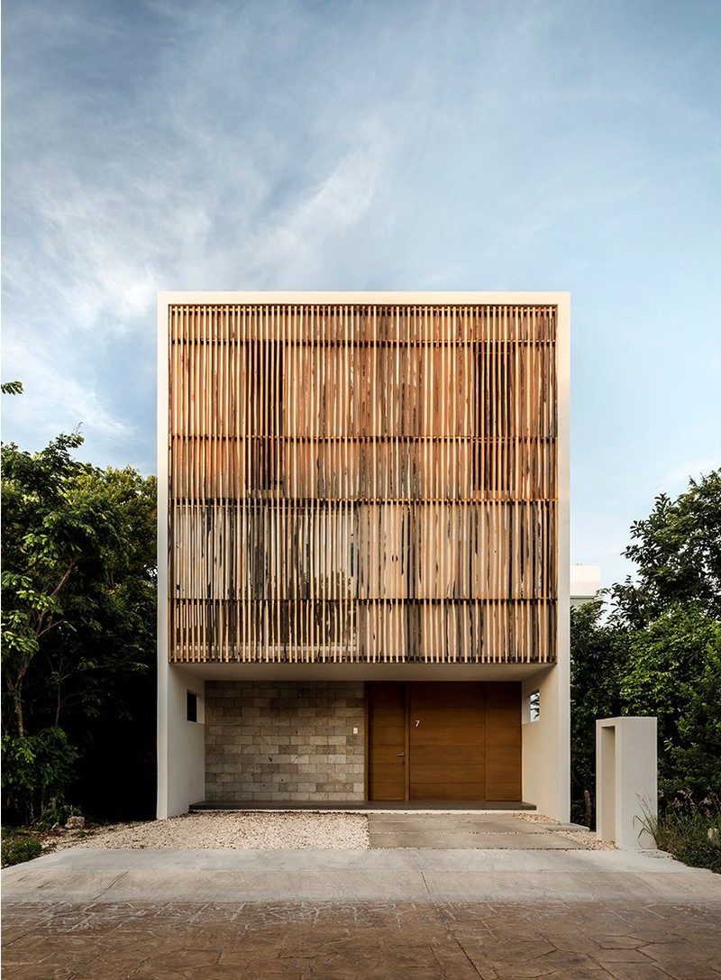 Cấu trúc nhà hiện đại nhìn bên ngoài khá đơn giản, đó là một ngôi nhà 3 tầng với tầng 1 xây lùi vào trong, trong khi tầng 2 và tầng 3 nhô ra ngoài để che nắng. Cấu trúc nhà hiện đại nhìn bên ngoài khá đơn giản, đó là một ngôi nhà 3 tầng với tầng 1 xây lùi vào trong, trong khi tầng 2 và tầng 3 nhô ra ngoài để che nắng.