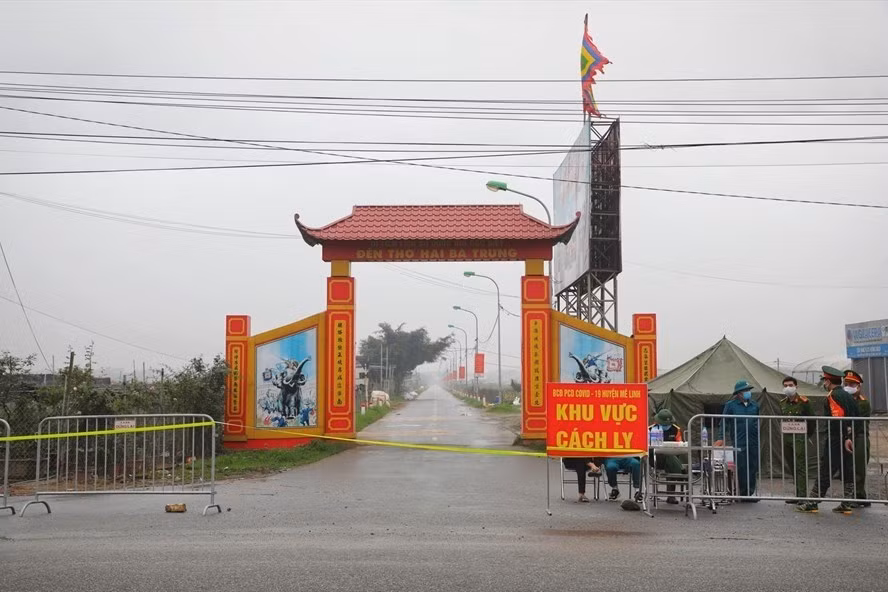 Lực lượng chức năng chốt chặn tại tất cả các ngõ ngách đi vào thôn Hạ Lôi (Mê Linh, Hà Nội). Ảnh Tô Thế