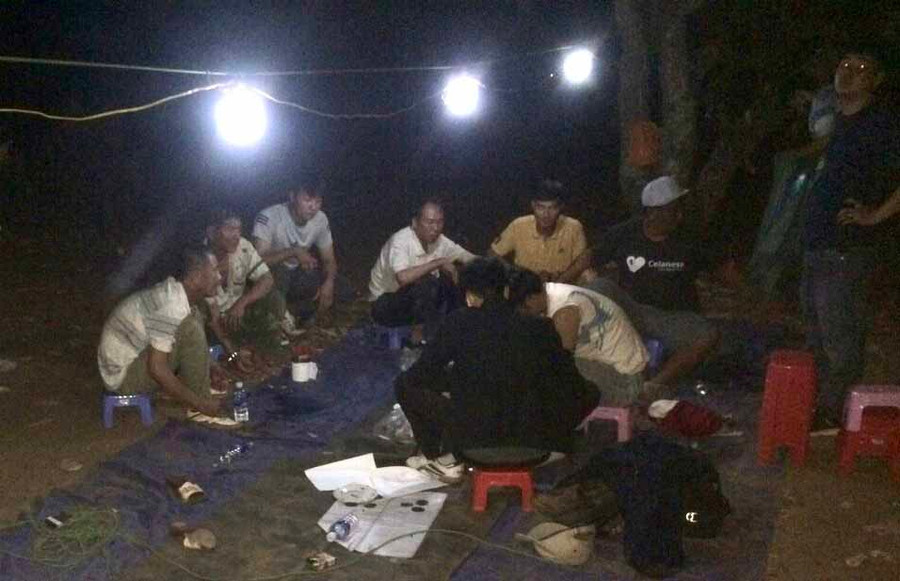 Hiện trường vụ đánh bạc tại vườn điều. Ảnh: Văn Ngọc