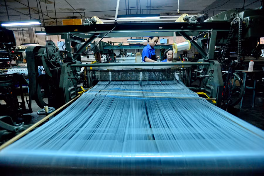 Công nghệ dệt hiện đại giúp tạo nên những sản phẩm lụa chất lượng cao. Ảnh: Thái Hoàng