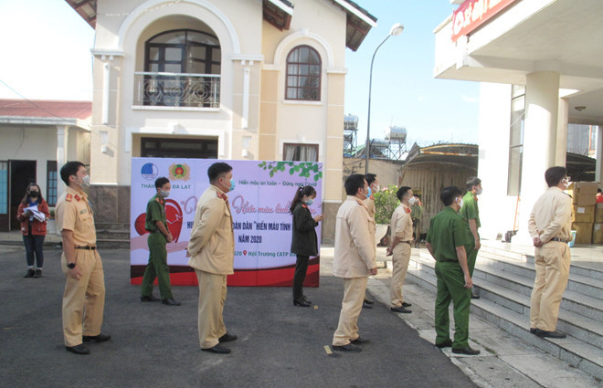 Giữ khoảng cách an toàn chờ đến lượt hiến máu nhân đạo. Ảnh: Lâm Viên