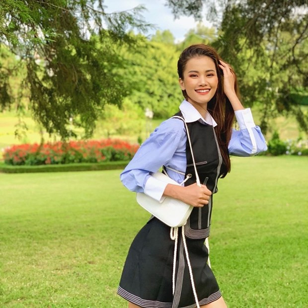 Set đồ layer phối cùng túi quai ngắn giúp Hương Ly tô đậm vẻ duyên dáng, nữ tính.