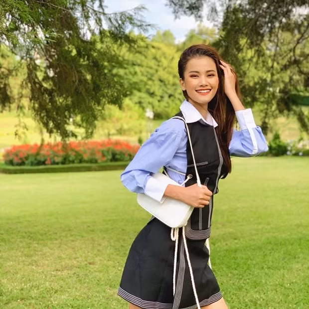 Set đồ layer phối cùng túi quai ngắn giúp Hương Ly tô đậm vẻ duyên dáng, nữ tính.