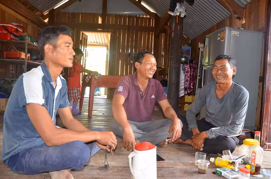 Thôn trưởng buôn Thức Nay Hly ngồi giữa trò chuyện với dân làng về cách làm ăn. Ảnh: Đức Phương Thôn Trường buôn Thức Nay Hly ngồi giữa trò chuyện với dân làng về cách làm ăn. Ảnh: Đức Phương