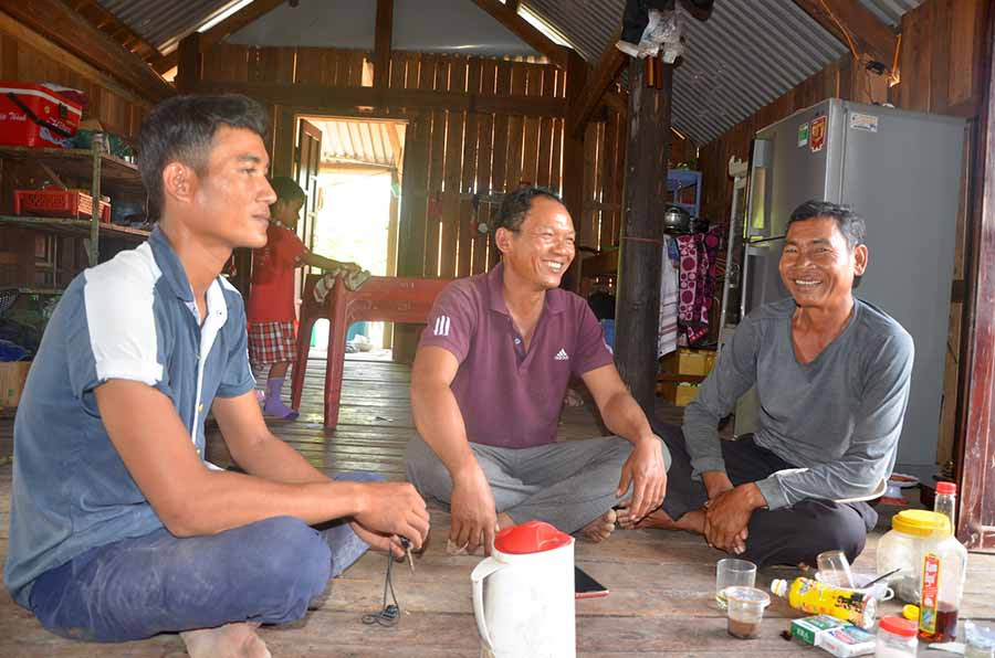 Thôn Trường buôn Thức Nay Hly ngồi giữa trò chuyện với dân làng về cách làm ăn. Ảnh: Đức Phương