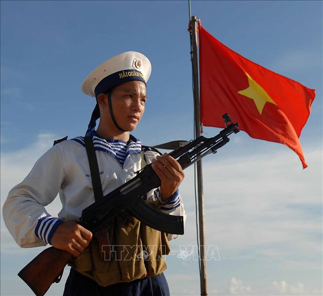  Chiến sĩ đảo Núi Le nâng cao cảnh giác, vững vàng tay súng bảo vệ chủ quyền biển, đảo Tổ quốc. Ảnh: Doãn Tấn/TTXVN