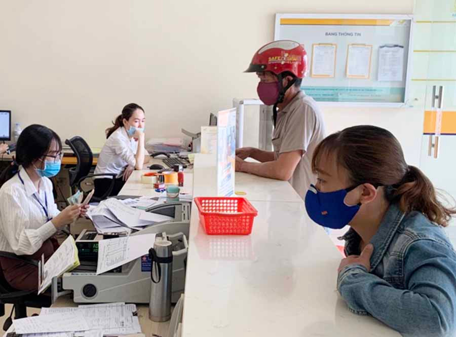 Từ ngày 1-4, người dân có nhu cầu nộp hồ sơ, thủ tục hành chính sẽ được tiếp nhận tại nhà. Ảnh: P.L