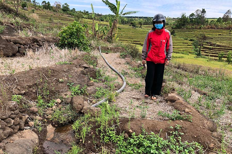 Người dân huyện Chư Sê dùng ống để dẫn nước về cánh đồng. Ảnh: Lê Nam Người dân huyện Chư Sê dùng ống để dẫn nước về cánh đồng. Ảnh: Lê Nam