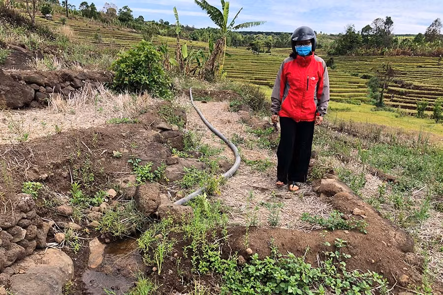 Người dân huyện Chư Sê dùng ống để dẫn nước về cánh đồng. Ảnh: Lê Nam