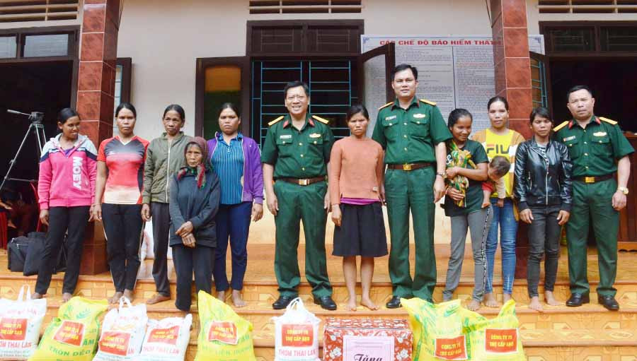 Công ty 75- Binh đoàn 15 trao gạo hỗ trợ công nhân nghèo và người đồng bào dân tộc thiểu số. Ảnh: V.H Công ty 75- Binh đoàn 15 trao gạo hỗ trợ công nhân nghèo và người đồng bào dân tộc thiểu số