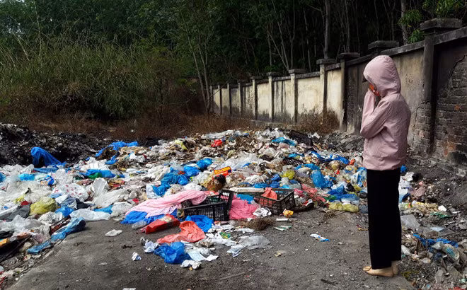 Bãi rác để lộ thiên, không xử lý hay phân loại rác Ảnh: Đức Nhật