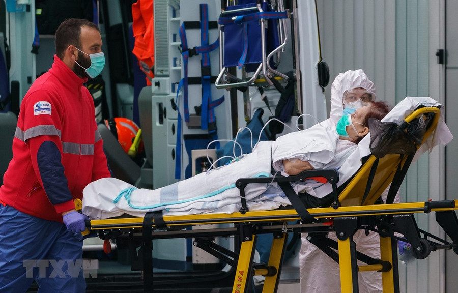 Nhân viên y tế chăm sóc bệnh nhân nhiễm COVID-19 tại Burgos, Tây Ban Nha, ngày 2/4/2020. (Nguồn: AFP/TTXVN)