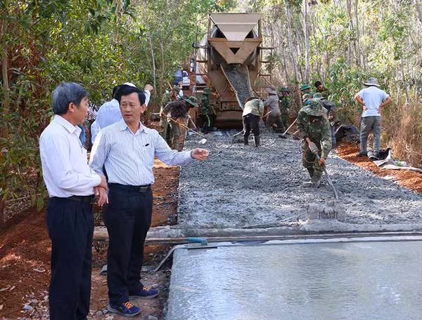  Bí thư Tỉnh ủy Dương Văn Trang (thứ 2 từ trái sang) kiểm tra tiến độ xây dựng đường lên làng Pờ Yầu (xã Lơ Pang, huyện Mang Yang) ngày 24-2-2020. Ảnh: Q.T