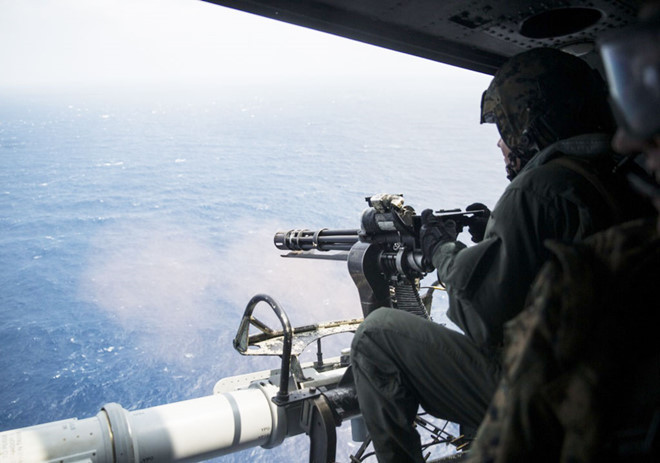 Đơn vị viễn chinh số 31 thuộc quân đội Mỹ tập trận bắn đạn thật trên Biển Đông ngày 16.3 - Ảnh: DVIDS