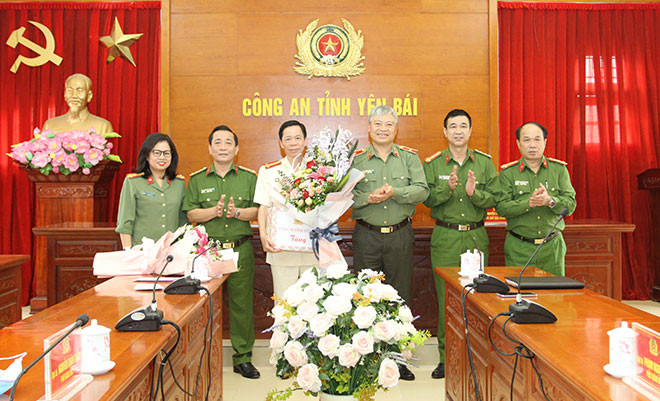 Thừa ủy quyền của Bộ trưởng Bộ Công an, Thiếu tướng Đặng Trần Chiêu, Giám đốc Công an tỉnh Yên Bái trao quyết định điều động đồng chí Đại tá Trần Kim Hải, Phó Giám đốc Công an tỉnh Yên Bái đến nhận công tác và giữ chức vụ Phó Giám đốc Học viện An ninh nhân dân.  Thừa ủy quyền của Bộ trưởng Bộ Công an, Thiếu tướng Đặng Trần Chiêu, Giám đốc Công an tỉnh Yên Bái trao quyết định điều động đồng chí Đại tá Trần Kim Hải, Phó Giám đốc Công an tỉnh Yên Bái đến nhận công tác và giữ chức vụ Phó Giám đốc Học viện An ninh nhân dân.