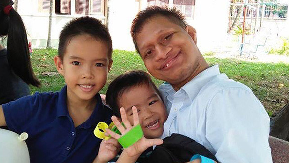 Nay Djruêng cùng các bạn nhỏ trong một hoạt động tình nguyện - Ảnh: C.K.