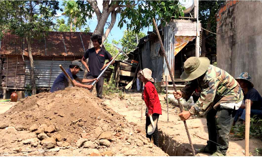 Người dân làng Bờ-Chư Pâu giúp đỡ gia đình anh Hiệp đào móng làm nhà. Ảnh: Hải Lê
