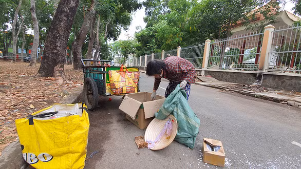 Bà Hồng đang gặp khó vì rất ít ve chai mùa dịch - Ảnh: MẠNH DŨNG