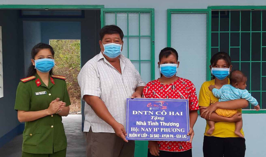 Bàn giao Nhà tình thương cho hộ nghèo. Ảnh Hoàng Hiền