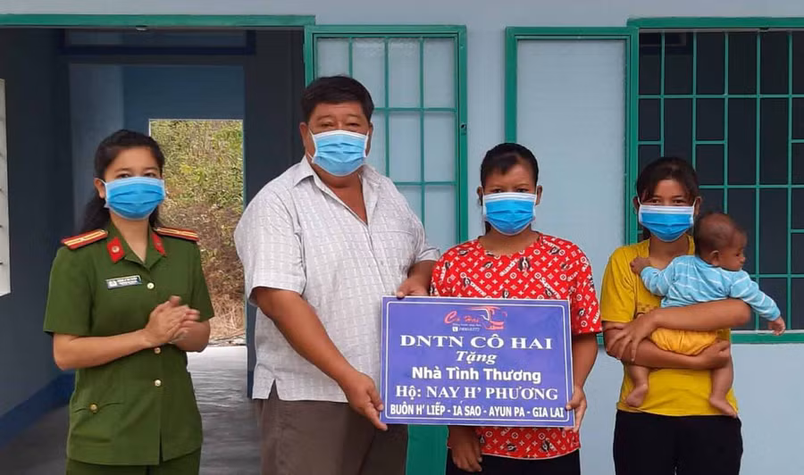 Bàn giao Nhà tình thương cho hộ nghèo. Ảnh Hoàng Hiền