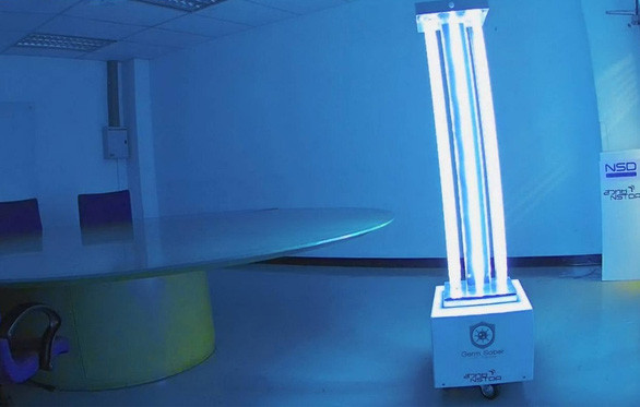 Robot phát ra tia tử ngoại (UVC) có thể phá hủy DNA của virus, vi khuẩn, nấm mốc và những mầm bệnh khác - Ảnh: Bangkok Post