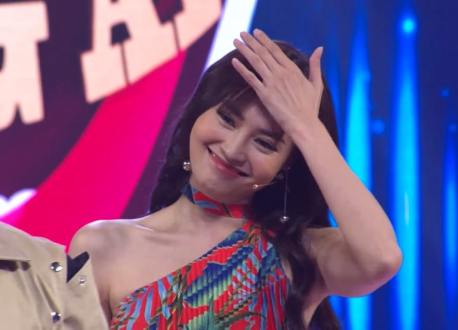 Biểu cảm dễ thương đốn tim người hâm mộ của Ninh Dương Lan Ngọc. Qua loạt khoảnh khắc bị chụp vội có thể thấy, dù chất lượng ảnh hơi mờ nhưng nữ diễn viên vẫn giữ được vẻ đẹp vốn có. 