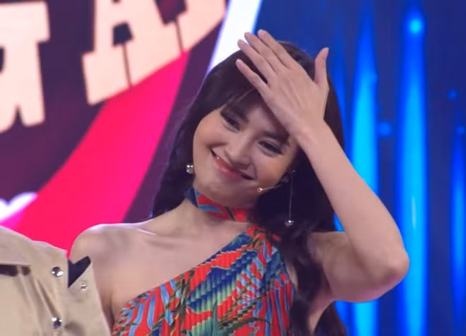 Biểu cảm dễ thương đốn tim người hâm mộ của Ninh Dương Lan Ngọc. Qua loạt khoảnh khắc bị chụp vội có thể thấy, dù chất lượng ảnh hơi mờ nhưng nữ diễn viên vẫn giữ được vẻ đẹp vốn có. 