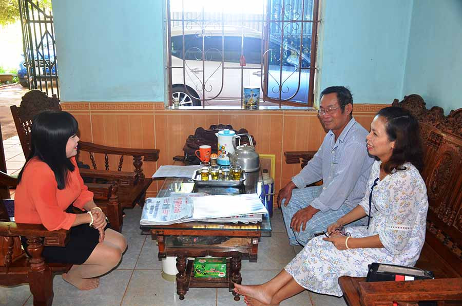 lãnh đạo Bưu điện tỉnh kiểm tra việc cấp phát báo cho các đảng viên trên 30 năm tuổi đảng