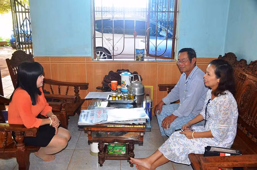 lãnh đạo Bưu điện tỉnh kiểm tra việc cấp phát báo cho các đảng viên trên 30 năm tuổi đảng