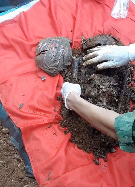 Lực lượng chức năng cất bốc hài cốt liệt sĩ - ẢNH: THANH LỘC