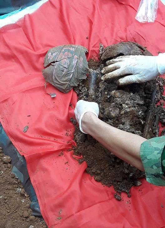 Lực lượng chức năng cất bốc hài cốt liệt sĩ - ẢNH: THANH LỘC