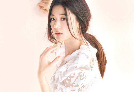 Massage mặt: Ở độ tuổi 38, Jeon Ji Hyun vẫn khiến nhiều người ghen tỵ với làn da mịn màng, không có dấu hiệu lão hoá. Nữ diễn viên luôn bắt đầu chu trình skincare với việc làm sạch. Cô cho rằng điều này giúp da hấp thụ các dưỡng chất tốt hơn. Mỗi ngày, người đẹp 38 tuổi đều chăm chỉ sử dụng các đầu ngón tay vỗ nhẹ lên khắp mặt để massage. Ảnh: Soompi.