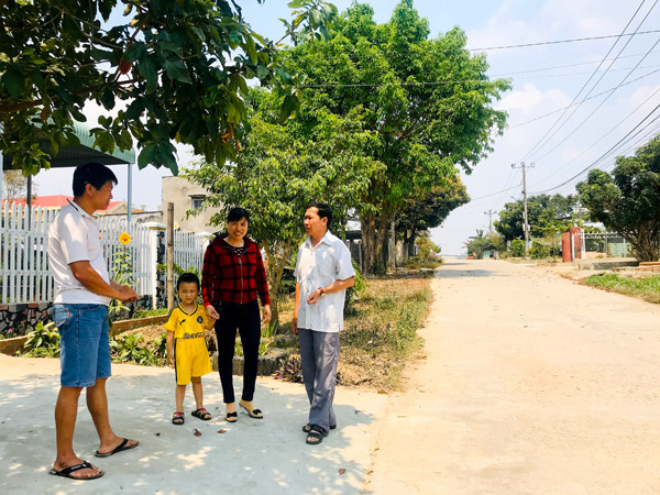 Nhờ những đóng góp của ông Lê Trung A (bìa phải) mà diện mạo thôn An Điền Nam (xã Cửu An, thị xã An Khê) có nhiều khởi sắc. Ảnh: T.D