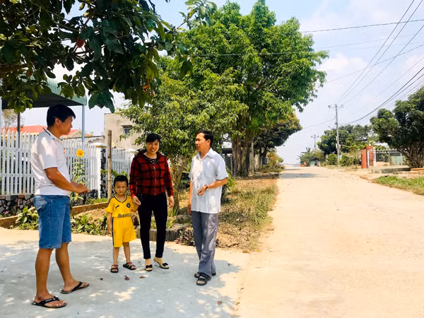Nhờ những đóng góp của ông Lê Trung A (bìa phải) mà diện mạo thôn An Điền Nam (xã Cửu An, thị xã An Khê) có nhiều khởi sắc. Ảnh: T.D