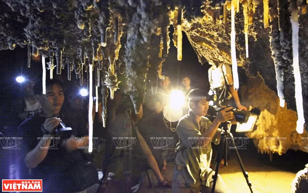 Du khách ngỡ ngàng trước vẻ đẹp và sự độc đáo của nhũ đá nơi đây. (Ảnh: Tất Sơn)