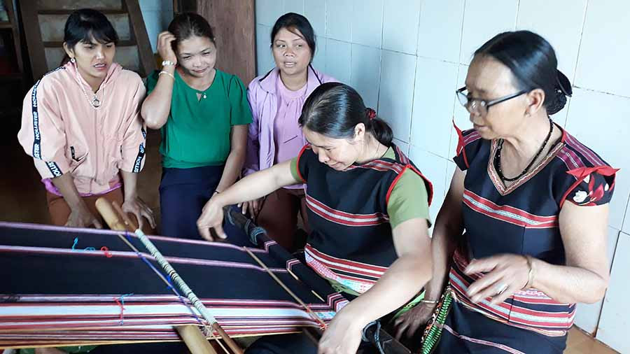 Chị Siu Thỏi đang dệt thổ cẩm. Ảnh: Hà Phương