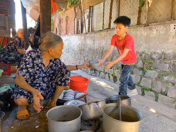 Bà Nguyễn Thị Bích bán đồ ăn sáng trong hẻm 300 Hùng Vương đã gần 4 thập kỷ. Ảnh: P.L