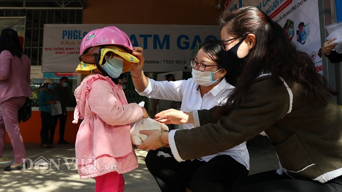 Người già và trẻ em sẽ được ưu tiên nhận gạo không phải đến cây ATM.