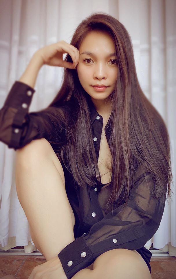 Dù vướng tin đồn sang Mỹ sinh con cho đại gia nhưng Hiền Thục vẫn giữ thái độ im lặng. Nữ ca sĩ thường xuyên gửi lời nhắn nhủ đến con gái Gia Bảo và thỉnh thoảng viết những status đầy ngọt ngào như dành cho một người đàn ông cô đang yêu. 