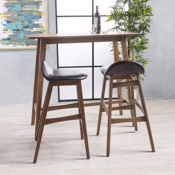 Bàn ăn cũng có thể là bàn bar nhờ chiều cao vượt trội, thêm hai ghế đẩu để phù hợp với chiều cao của bàn.