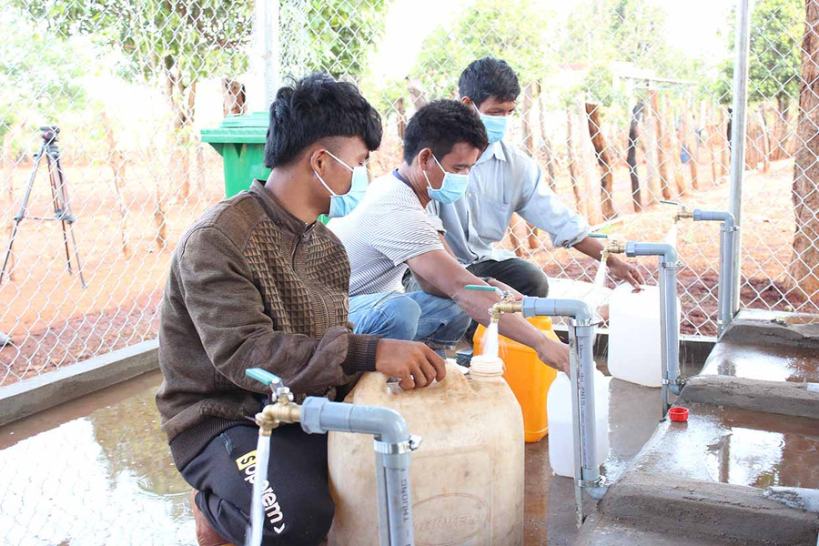 Người dân làng Đak Bêt lấy nước về sử dụng. Ảnh: Nguyễn Diệp